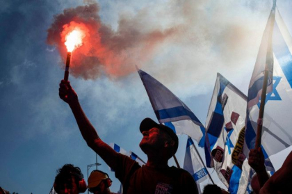 „Israelul nu este o dictatura”. Mii de protestatari au iesit in strada, in caldura extrema, impotriva reformelor lui Netanyahu - FOTO „Israelul nu este o dictatura”. Mii de protestatari au iesit in strada, in caldura extrema, impotriva reformelor lui Netanyahu - FOTO