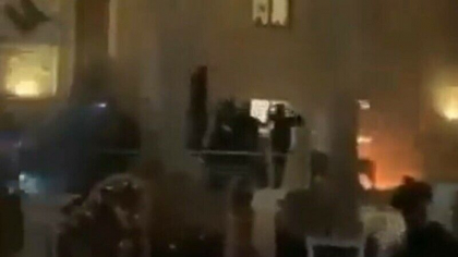 Ambasada Suediei la Bagdad, luata cu asalt si incendiata din cauza arderii unui Coran la Stockholm - VIDEO Ambasada Suediei la Bagdad, luata cu asalt si incendiata din cauza arderii unui Coran la Stockholm - VIDEO
