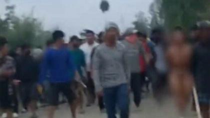 Femei scoase dezbracate pe strada si batjocorite de un grup de barbati. Cazul care a scandalizat India