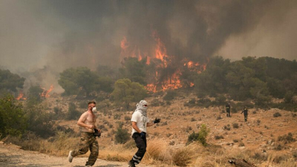 Un nou val de canicula cuprinde Grecia, deja parjolita de incendii devastatoare. Imagini cu focarul de langa Atena Un nou val de canicula cuprinde Grecia, deja parjolita de incendii devastatoare. Imagini cu focarul de langa Atena