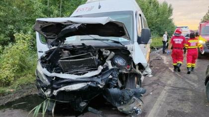 Accident intre un microbuz si un automobil in Romania. 14 persoane au fost ranite. Planul rosu de interventie, activat Accident intre un microbuz si un automobil in Romania. 14 persoane au fost ranite. Planul rosu de interventie, activat