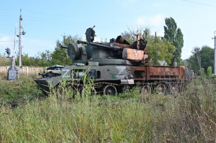 Un soldat rus iritat prezinta ultima tehnica de lupta primita: 6 vehicule antiaeriene „Tunguska”, niciunul functional - VIDEO