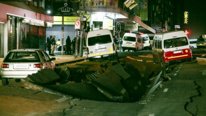 Momentul socant in care are loc explozia din Johannesburg. Un autobuz sare in aer si aproape striveste un om - VIDEO Momentul socant in care are loc explozia din Johannesburg. Un autobuz sare in aer si aproape striveste un om - VIDEO