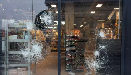Patru politisti francezi, anchetati dupa ce au batut un tanar de 21 de ani in timpul revoltelor declansate de moartea unui adolescent Patru politisti francezi, anchetati dupa ce au batut un tanar de 21 de ani in timpul revoltelor declansate de moartea unui adolescent
