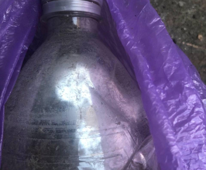 Zece kilograme de substanta suspecta, posibil mercur, au fost predate politiei Zece kilograme de substanta suspecta, posibil mercur, au fost predate politiei