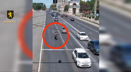 Motociclist care manifesta un comportament agresiv in traficul rutier, oprit de politisti - VIDEO Motociclist care manifesta un comportament agresiv in traficul rutier, oprit de politisti - VIDEO