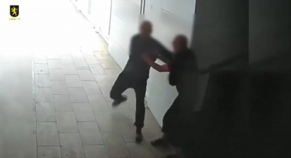 Momentul in care un barbat este jefuit in plina strada. Suspectul a fost retinut - VIDEO Momentul in care un barbat este jefuit in plina strada. Suspectul a fost retinut - VIDEO