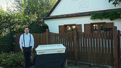 Un avocat din Ungaria a pus un sicriu de copil in fata casei lui Viktor Orban. „Viitorul tineretului maghiar” - FOTO
