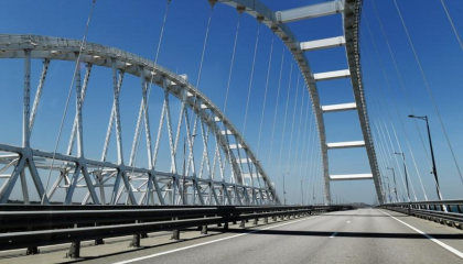Traficul pe podul Kerci este „blocat temporar", anunta un oficial din peninsula Crimeea Traficul pe podul Kerci este „blocat temporar", anunta un oficial din peninsula Crimeea