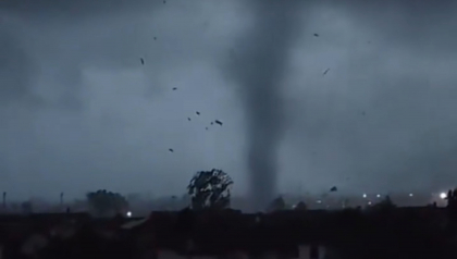 Momentul in care o tornada a lovit Milano, dupa o saptamana de canicula. Suvoaie de apa pe strazi si grindina de marimea unei portocale - VIDEO Momentul in care o tornada a lovit Milano, dupa o saptamana de canicula. Suvoaie de apa pe strazi si grindina de marimea unei portocale - VIDEO