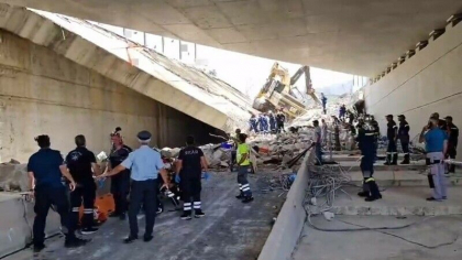 Un pod s-a prabusit in Grecia. Sunt oameni prinsi sub daramaturi - VIDEO Un pod s-a prabusit in Grecia. Sunt oameni prinsi sub daramaturi - VIDEO