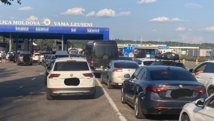 Unii pleaca, altii revin acasa. S-au format din nou ambuteiaje la vama Leuseni: mai multe masini asteapta sa iasa, dar si sa intre in tara - FOTO 