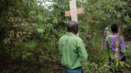 Un soldat a ucis 13 persoane in Congo, printre care si 9 copii, care participau la inmormantarea fiului sau: „A tras in toata lumea”