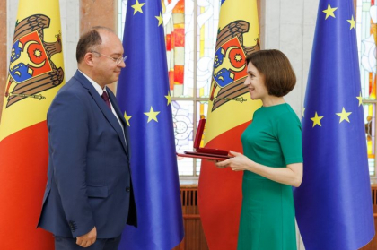  Maia Sandu i-a conferit „Ordinul de Onoare” fostului Ministru al Afacerilor Externe al Romaniei, Bogdan Aurescu - VIDEO