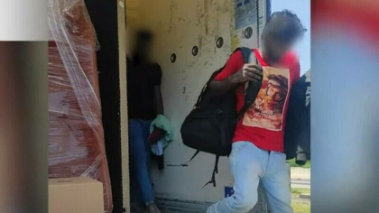 Un roman si un grec au fost prinsi la vama in Ungaria, in timp ce incercau sa transporte 29 de migranti ilegali in Italia - VIDEO Un roman si un grec au fost prinsi la vama in Ungaria, in timp ce incercau sa transporte 29 de migranti ilegali in Italia - VIDEO