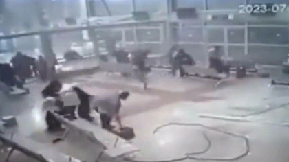 O furtuna violenta a distrus fatada de sticla a unui aeroport din sudul Yemenului - VIDEO O furtuna violenta a distrus fatada de sticla a unui aeroport din sudul Yemenului - VIDEO