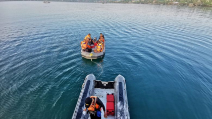 15 morti dupa ce un feribot s-a scufundat in Indonezia. 19 oameni sunt dati disparuti 15 morti dupa ce un feribot s-a scufundat in Indonezia. 19 oameni sunt dati disparuti