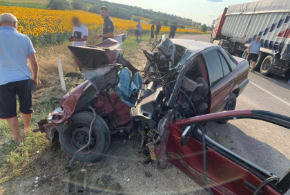Grav accident la Causeni. O tanara a ajuns la spital, dupa ce masina pe care o conducea s-a lovit frontal cu un camion. Precizarile politiei Grav accident la Causeni. O tanara a ajuns la spital, dupa ce masina pe care o conducea s-a lovit frontal cu un camion. Precizarile politiei