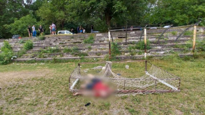 Un barbat din Straseni a murit, dupa ce poarta unui teren de fotbal s-a prabusit peste el Un barbat din Straseni a murit, dupa ce poarta unui teren de fotbal s-a prabusit peste el