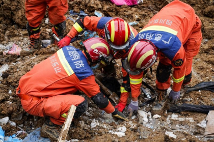 China: Noua morti si doua persoane sub daramaturi dupa prabusirea unei sali de sport China: Noua morti si doua persoane sub daramaturi dupa prabusirea unei sali de sport