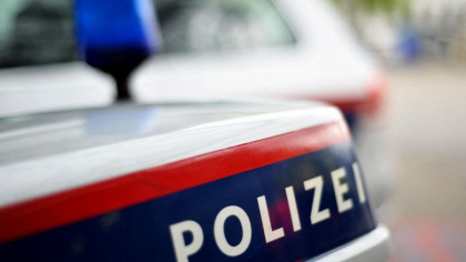 O femeie din Austria si-a ucis fiicele de 7 luni si 7 ani, inecandu-le in piscina, apoi a intrat cu masina intr-un copac O femeie din Austria si-a ucis fiicele de 7 luni si 7 ani, inecandu-le in piscina, apoi a intrat cu masina intr-un copac