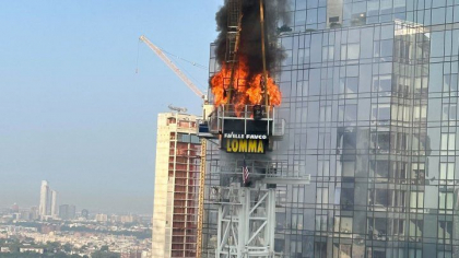 Momentul in care o macara care luase foc s-a rupt si s-a prabusit pe un bulevard din New York. Sase oameni raniti - VIDEO