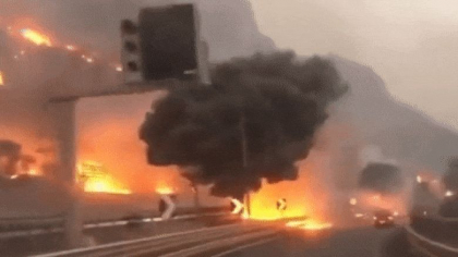 Autostrada cuprinsa de flacari, in Sicilia. Incendiile de vegetatie se raspandesc in sudul Italiei - VIDEO Autostrada cuprinsa de flacari, in Sicilia. Incendiile de vegetatie se raspandesc in sudul Italiei - VIDEO