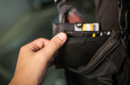 A bagat mana in punga unei femei si i-a furat portmoneul cu bani: Un copil de 10 ani din Calarasi A bagat mana in punga unei femei si i-a furat portmoneul cu bani: Un copil de 10 ani din Calarasi