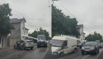 Doua masini s-au lovit puternic la Durlesti. In urma impactului nicio persoana nu a avut de suferit - FOTO