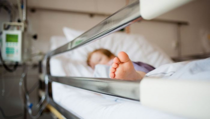 Un copil de 3 ani - salvat de medici, dupa ce a inghitit un capac din plastic. Recomandarile medicilor - FOTO