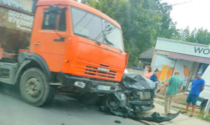 Un Mercedes a fost facut zob de un camion, la Durlesti - FOTO Un Mercedes a fost facut zob de un camion, la Durlesti - FOTO