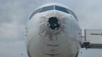 Panica la bordul unui avion. O furtuna puternica i-a spart fuzelajul si i-a avariat aripile si reactoarele - FOTO