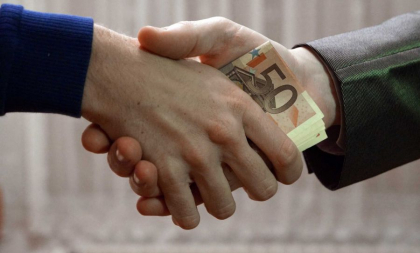 A oferit 500 dolari unui politist de frontiera pentru a scoate din tara un copil fara acte de identitate. O moldoveanca - condamnata la trei ani de inchisoare A oferit 500 dolari unui politist de frontiera pentru a scoate din tara un copil fara acte de identitate. O moldoveanca - condamnata la trei ani de inchisoare