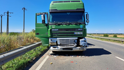 Un cetatean ucrainean a murit, dupa ce s-a lovit de un TIR al unui moldovean, la Galati. Ucraineanul isi injunghiase sotia cu o zi inainte - FOTO Un cetatean ucrainean a murit, dupa ce s-a lovit de un TIR al unui moldovean, la Galati. Ucraineanul isi injunghiase sotia cu o zi inainte - FOTO