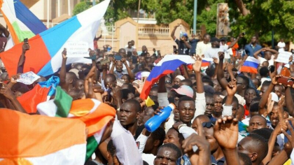 Mii de africani protesteaza impotriva Frantei la Ambasada franceza din Niamey, cu steaguri ale Rusiei - VIDEO