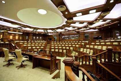 Deputatii se intrunesc luni in ultima sedinta plenara din sesiunea de primavara. Prelungirea starii de urgenta - pe ordinea de zi 