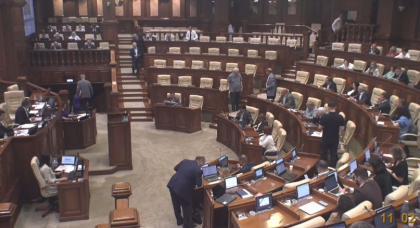 Suparati ca niciun proiect propus nu le-a fost aprobat, socialistii si comunistii au plecat de la sedinta Parlamentului. Batrancea: "Boicotam aceasta sedinta si va lasam." Grosu: "Va invit la intonarea imnului, la final"