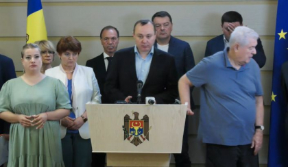 Socialistii si comunistii au explicat de ce au parasit sedinta Parlamentului si au cerut organizarea alegerilor parlamentare anticipate. Voronin: "Intentiile celor de la guvernare sunt vorbe goale" Socialistii si comunistii au explicat de ce au parasit sedinta Parlamentului si au cerut organizarea alegerilor parlamentare anticipate. Voronin: "Intentiile celor de la guvernare sunt vorbe goale"
