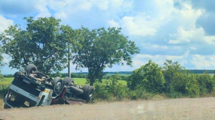 La un pas de tragedie. Un barbat s-a rasturnat cu masina, dupa ce ar fi pierdut controlul volanului La un pas de tragedie. Un barbat s-a rasturnat cu masina, dupa ce ar fi pierdut controlul volanului