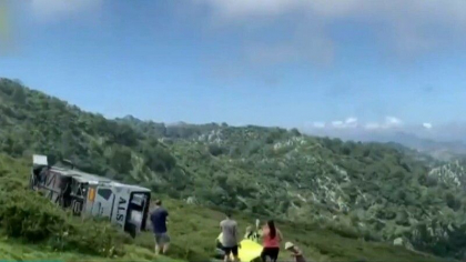 Un autocar plin cu turisti s-a rostogolit de doua ori in afara unui drum de munte in Spania. Mai multi pasageri, raniti grav Un autocar plin cu turisti s-a rostogolit de doua ori in afara unui drum de munte in Spania. Mai multi pasageri, raniti grav