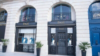 Jaf armat de milioane de euro la magazin de bijuterii din Paris. Doi barbati si o femeie au fugit apoi pe jos Jaf armat de milioane de euro la magazin de bijuterii din Paris. Doi barbati si o femeie au fugit apoi pe jos