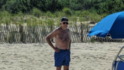 Joe Biden, surprins la bustul gol pe plaja, la Rehoboth Beach. Presedintele american a starnit un val de critici Joe Biden, surprins la bustul gol pe plaja, la Rehoboth Beach. Presedintele american a starnit un val de critici