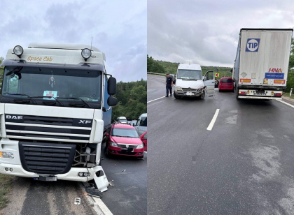 Accident la Hincesti: Un microbuz a intrat pe contrasens si s-a ciocnit cu o Dacie si un autocamion. O persoana a fost ranita - FOTO Accident la Hincesti: Un microbuz a intrat pe contrasens si s-a ciocnit cu o Dacie si un autocamion. O persoana a fost ranita - FOTO