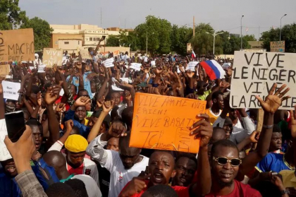 Franta dezminte ca a folosit vreun mijloc letal impotriva manifestantilor la Ambasada din Niamey Franta dezminte ca a folosit vreun mijloc letal impotriva manifestantilor la Ambasada din Niamey