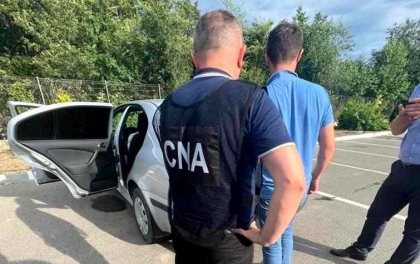 Cine e consilierul retinut de CNA care a incercat sa convinga un primar cu 2 milioane de lei pentru ca acesta sa treaca de la PSRM la partidul Renastere. Legatura cu formatiunea