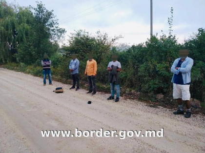 Cinci cetateni din Bangladesh, prinsi incercand sa iasa ilegal din Moldova Cinci cetateni din Bangladesh, prinsi incercand sa iasa ilegal din Moldova