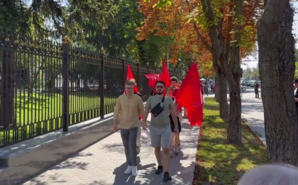 Partidul Renastere protesteaza in fata Presedintiei, in urma perchezitilor efectuate la sediul formatiunii - VIDEO Partidul Renastere protesteaza in fata Presedintiei, in urma perchezitilor efectuate la sediul formatiunii - VIDEO