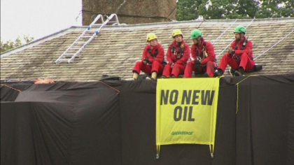Protest pe casa premierului britanic. Activistii de mediu au scandat de pe acoperisul locuintei lui Rishi Sunak Protest pe casa premierului britanic. Activistii de mediu au scandat de pe acoperisul locuintei lui Rishi Sunak