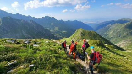 Cadavrul unui turist mort in Fagaras nu poate fi preluat de elicopterul SMURD din cauza legii. Va fi carat de salvamontisti