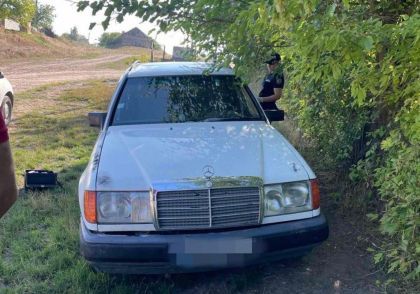 Si-a parcat masina in curtea casei si s-a trezit fara ea. Un tanar de 18 ani a furat un Mercedes chiar din ograda unui consatean Si-a parcat masina in curtea casei si s-a trezit fara ea. Un tanar de 18 ani a furat un Mercedes chiar din ograda unui consatean